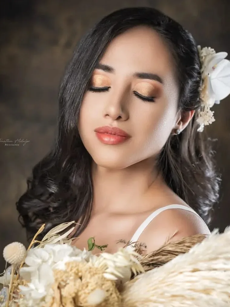 Maquillaje de novia con acabado dorado